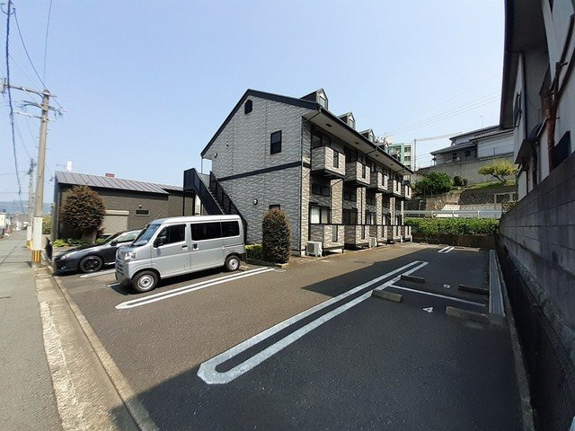 エスポワール鳴水の駐車場