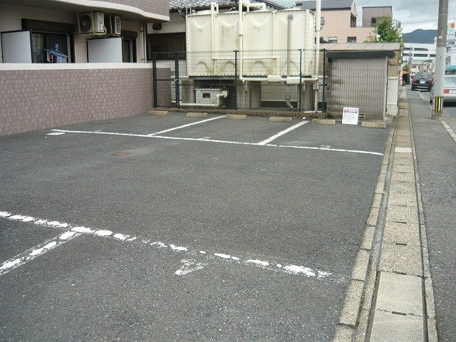 カサーレ三ケ森の駐車場