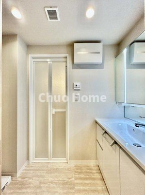 【脱衣所】 | ダイアパレス篠崎ブリリアントコート | 【洗面所】明るい洗面所は朝をすっきりさせてくれる空間です。バタバタしている忙しい朝でも収納が多い洗面台では短い時間で効率良く支度ができます。