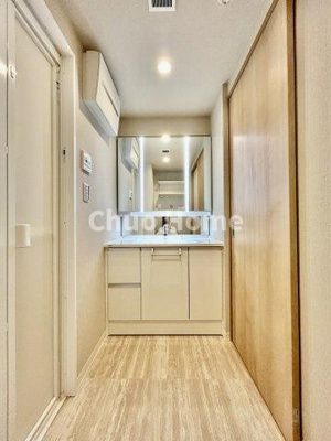 【独立洗面台】 | ダイアパレス篠崎ブリリアントコート | 【洗面化粧台】洗面化粧台には三面鏡を採用。身だしなみを整えやすい事はもちろんですが、鏡の後ろに収納スペースを設ける事により、散らかりやすい洗面スペースをすっきりさせる事が出来るのも嬉しいですね