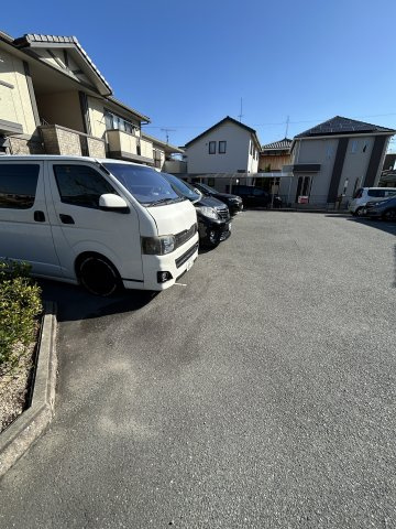 フォレスト枝吉の駐車場