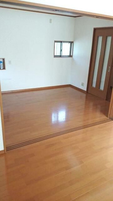 【居間・リビング】 | パークハイツサカエ | こちらのリビングで趣味の時間をお楽しみください