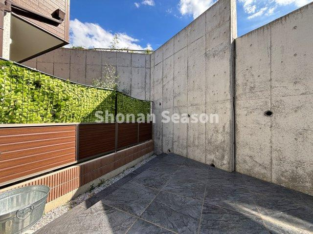 【駐車場】 | マイホームを持つなら、誰もが憧れる広い南庭付き一戸建て◎
ゆとりある敷地内には並列駐車が可能です♪