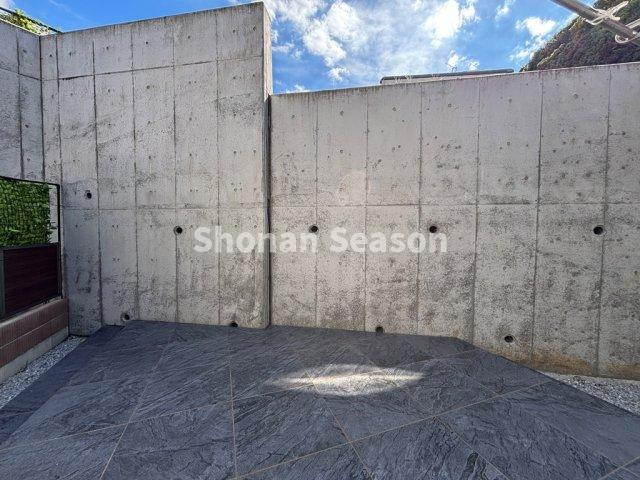 【周辺】 | 隣家・通行人の視線を気にせず、穏やかに暮らせる築浅戸建物件！
テニス・サッカー練習にもおすすめですよ♪