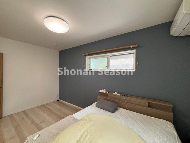 【洋室】 | 空間にメリハリつくお洒落なアクセントクロスを使用！
どのお部屋も２面採光で、風通りも良好です♪