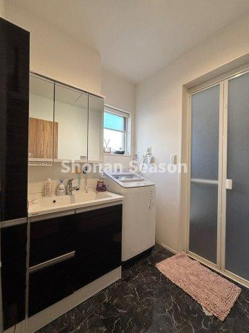 【独立洗面台】 | ミラー裏部分にも収納スペースが確保された独立洗面台◎
朝のお支度も捗りますよ♪