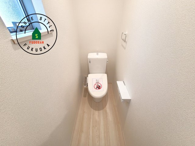 小郡市寺福童第1-2棟（1号棟）の内観：施工例|温水洗浄便座を完備しております。2ヶ所にトイレがあるのは朝の慌ただしい時間も安心です。