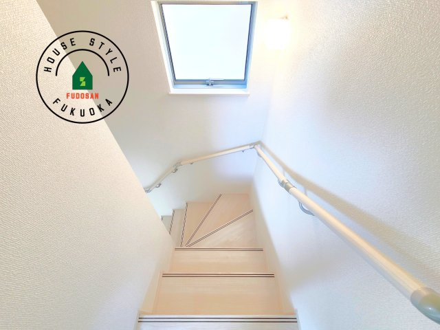 小郡市寺福童第1-2棟（1号棟）の内観：施工例|＜手すり付階段＞手すりがないと階段の昇り降りで危険なことはもちろん、壁に手をつきながら歩くことで壁紙が汚れやすくなります。すべての方に快適に昇り降りしていただくため、手すりを設置しました。