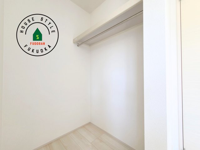 小郡市寺福童第1-2棟（1号棟）の内観：施工例|洋服や大きな荷物が多い方や人数の多いご家族などは、一般的なクローゼットよりもウォークインクローゼットのほうが使い勝手が良いです。