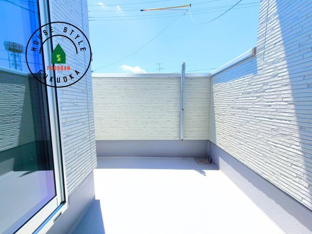 小郡市寺福童第1-2棟（1号棟）の外観：施工例|風をしっかりと感じられるバルコニーでは、毎日が洗濯日和です。広々としているので洗濯も楽しくなるでしょうし、気分転換にバルコニーからの眺めを楽しむのもいいでしょう。