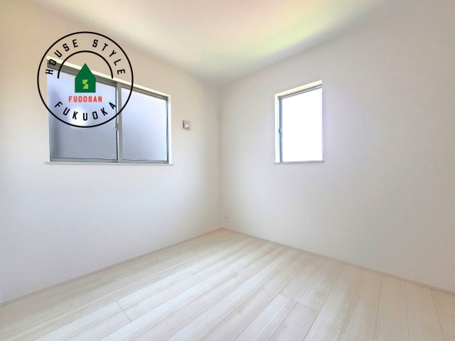 小郡市寺福童第1-2棟（1号棟）の内観：施工例|採光良好な洋室は全居室、複層ガラスの遮熱効果と断熱効果で、一年中快適に過ごせます。