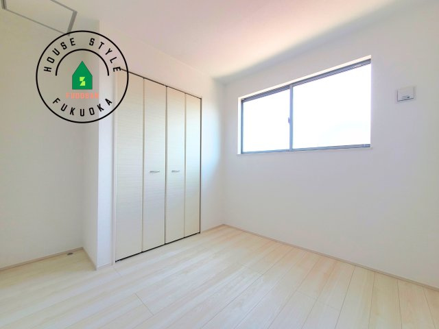 小郡市寺福童第1-2棟（1号棟）の内観：施工例|採光良好な洋室は全居室、複層ガラスの遮熱効果と断熱効果で、一年中快適に過ごせます。