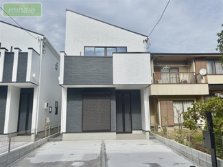 【外観】 | 駐車2台　リビング19.9帖　限定2区画　2号棟　東菅野　 | 販売現地
お隣との距離が離れていて開放的です♪