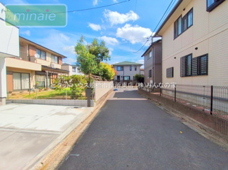 【前面道路含む現地写真】 | 駐車2台　リビング19.9帖　限定2区画　2号棟　東菅野　 | 前面道路です♪