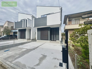 【外観】 | 駐車2台　リビング19.9帖　限定2区画　2号棟　東菅野　 | 販売現地
スタイリッシュな外観でゆったりした空間が魅力的です♪