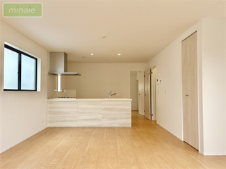 【居間・リビング】 | 駐車2台　リビング19.9帖　限定2区画　2号棟　東菅野　