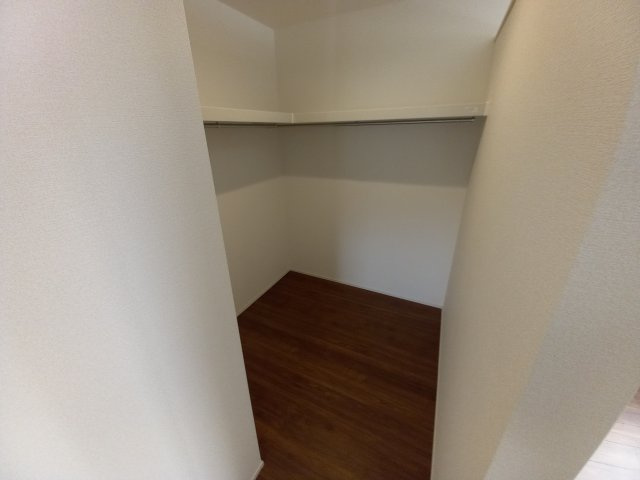 【平祢宜町　2号棟】　おしゃれさん必見♪デザイナーズ新築建売住宅！　の収納|同施工◆収納スペースの写真です◆　衣類やカバンなどたっぷりと収納可能です！生活感のあるものを隠して置けるからお部屋をスッキリと見せやすいです。





