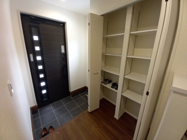【平祢宜町　2号棟】　おしゃれさん必見♪デザイナーズ新築建売住宅！　の玄関|同施工◆玄関の写真です◆
お洒落な玄関は気分が良いですね♪広々とした玄関になっております。　ご両親やお友達が来ても、靴の置き場に困ることはありません。収納力たっぷりで、整理整頓も楽ちんですね。


