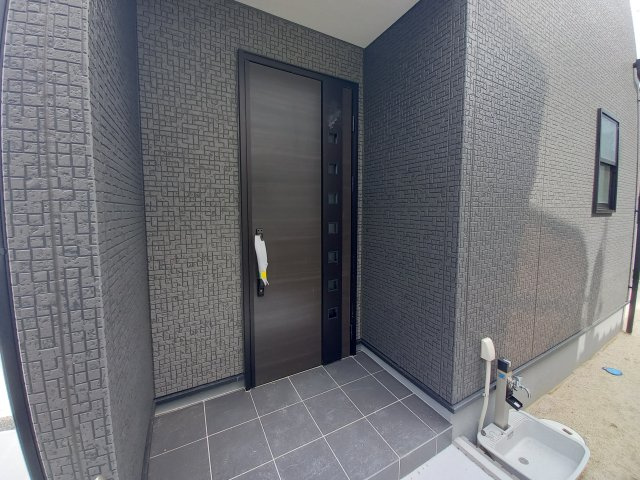 【平祢宜町　2号棟】　おしゃれさん必見♪デザイナーズ新築建売住宅！　の玄関|同施工◆玄関の写真です◆
お洒落な玄関は気分が良いですね♪広々とした玄関になっております。　ご両親やお友達が来ても、靴の置き場に困ることはありません。収納力たっぷりで、整理整頓も楽ちんですね。

