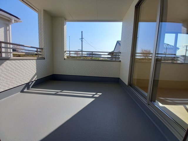 【平祢宜町　2号棟】　おしゃれさん必見♪デザイナーズ新築建売住宅！　のバルコニー|同施工◆バルコニーの写真です◆　
洗濯物から布団まで一度にたくさん干せて便利です♪
眺めのよいバルコニーで、あなただけのリラックスタイムを☆

