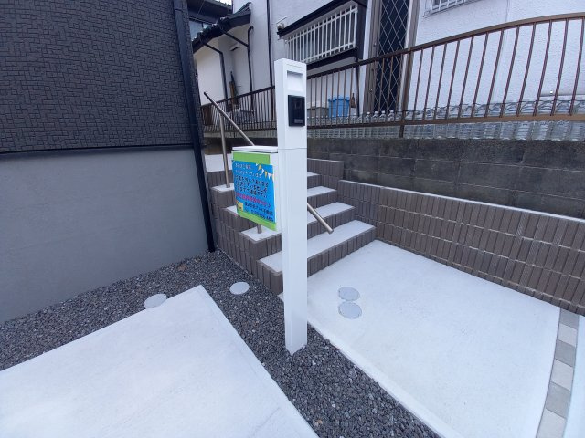 【平祢宜町　2号棟】　おしゃれさん必見♪デザイナーズ新築建売住宅！　の玄関|同施工◆現地写真です◆
一緒に理想の住まいを見つけましょう！（＾＾）
お住まいの相談だけでなく、地域の事についても是非お気軽に尋ねてください！
お問い合わせは不動産プラスまで☆

