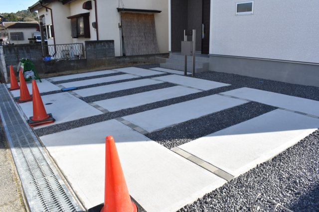 【平祢宜町　2号棟】　おしゃれさん必見♪デザイナーズ新築建売住宅！　の駐車場|同施工◆現地写真です◆
休日は家族みんなで夢のマイホーム探しに出かけてみませんか！（＾＾）♪
お問い合わせは不動産プラスまで☆

