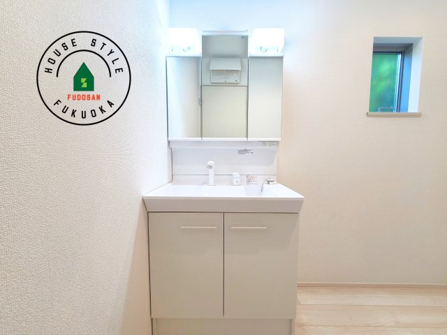 小郡市寺福童第1-2棟（2号棟）の内観：施工例|毎日使うものだから清潔な空間を保ちたい水回り。洗面にはそんな願いを解消させてくれる収納アイデアが満載です。三面鏡の裏側にはキャビネットが現れ小物から背の高い物まで収納できます。