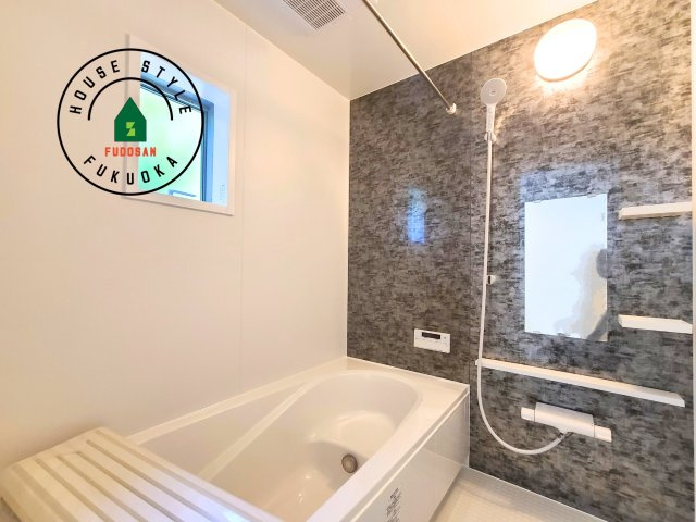 小郡市寺福童第1-2棟（2号棟）の内観：施工例|1日の疲れを癒してくれる広々バスルーム。雨の日のお洗濯にも大活躍な浴室乾燥機付です！