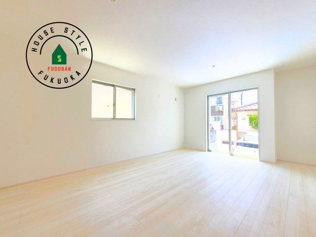 小郡市寺福童第1-2棟（2号棟）の内観：施工例|キッチンからリビングをしっかり確認できます。家族の笑顔があふれる空間になりそうですね。