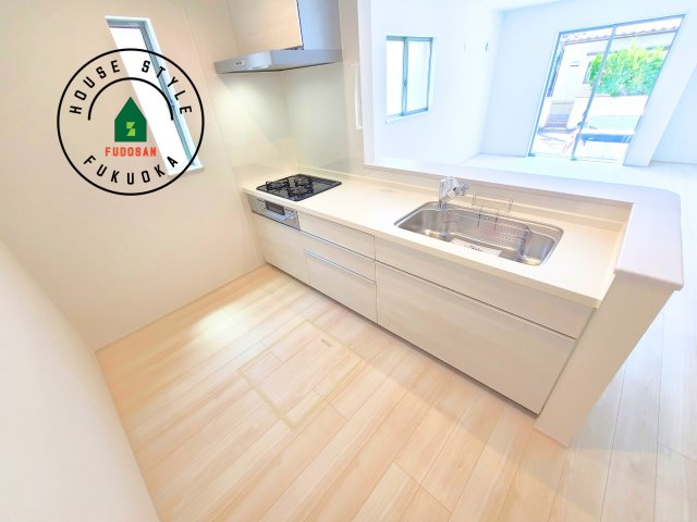 小郡市寺福童第1-2棟（2号棟）の内観：施工例|ダイニングテーブルへの配膳がラクラク、お料理はかどるカウンター付きシステムキッチン！