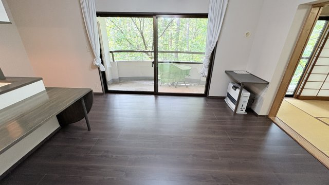 浅間ハイランドパーク プルミエールB1棟2階 2LDKの居間・リビング