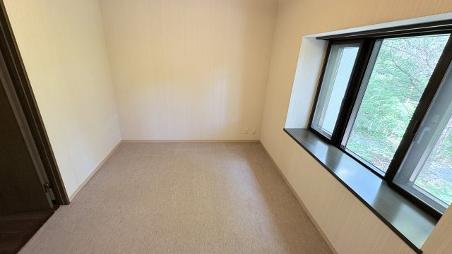 浅間ハイランドパーク プルミエールB1棟2階 2LDKの洋室