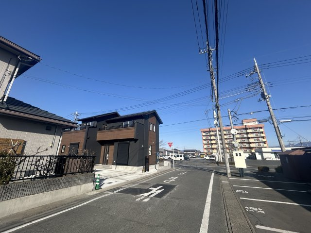 新築　前橋市六供町3丁目　Blooming　Garden　1号棟の前面道路含む現地写真|現地写真　北側接道幅員約13.5ｍ　東側接道幅員約6ｍ