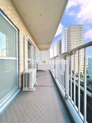 【バルコニー】 | ライオンズマンション東陽町第3 | 【バルコニー】幅もあって、奥行きもあるゆとりのバルコニー。洗濯物を干したり乾かしたりだけでなく、ただ出てみるだけでも気持ちいいですよ。