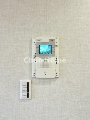 【セキュリティ】 | ライオンズマンション東陽町第3 | 【モニターホン】誰が来たかすぐにわかるカラーモニター付きインターホン。通話ボタンを押すまでは室内の音は漏れていませんので相手を確かめてから応対できます。