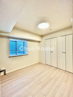 【寝室】 | ライオンズマンション東陽町第3 | 【寝室】心と体をゆったりと安らげる主寝室。寝室のゆとりが大きい分だけ、暮らしの安らぎは深まります。一日の疲れを癒すだけでなく、ご夫婦の親密な語らいを紡ぎ出します