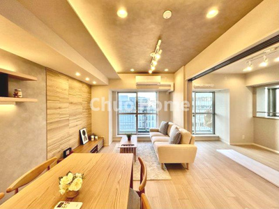 【居間・リビング】 | ライオンズマンション東陽町第3 | 【リビングダイニング】一日の中で多くの時間を過すことになるリビングダイニングだからこそ、いつも穏やかな空間であることが必然。爽やかな通風と採光を存分に感じる事が出来る空間です。