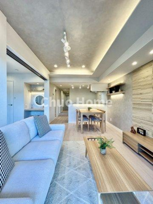 【ダイニング】 | ライオンズマンション東陽町第3 | 【ダイニング】忙しい朝でも、しっかり家族が揃って食事をして頂けるゆとりある大きさのダイニングスペース。奥様が作る手料理をカウンター越しに受けとって頂き、テーブルで囲む素敵な時間を存分に愉しんで下さい。