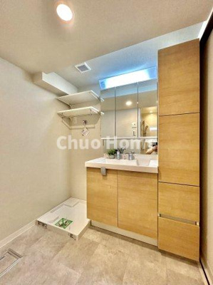 【ランドリースペース】 | ライオンズマンション東陽町第3 | 【ランドリースペース】担当者がスケールを持ち歩いておりますので、ご見学時には現在お使いの洗濯機などがきちんと収まるかなどもチェックして下さい。見学前に測っておくと非常に便利だと思います。