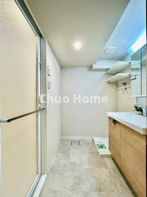 【脱衣所】 | ライオンズマンション東陽町第3 | 【洗面所】明るい洗面所は朝をすっきりさせてくれる空間です。バタバタしている忙しい朝でも収納が多い洗面台では短い時間で効率良く支度ができます。