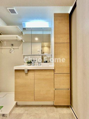 【独立洗面台】 | ライオンズマンション東陽町第3 | 【洗面化粧台】洗面化粧台には三面鏡を採用。身だしなみを整えやすい事はもちろんですが、鏡の後ろに収納スペースを設ける事により、散らかりやすい洗面スペースをすっきりさせる事が出来るのも嬉しいですね