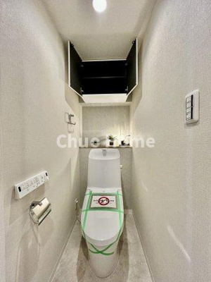 【トイレ】 | ライオンズマンション東陽町第3 | 【トイレ】 収納スペースをしっかりと確保した温水洗浄便座機能付きトイレ。温水洗浄便座は清潔にお使いいただくための大切なアイテムです。