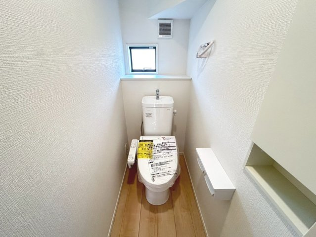 クワイエ　一宮市祐久第1　全2区画分譲のトイレ|超表面平滑加工とイオンパワーの「セフィオンテクト」加工で、汚れが付きにくく落ちやすい仕様のトイレです。
またツイントルネード洗浄で少ない水でも前方の返し部分から後方部までしっかり洗浄できます！