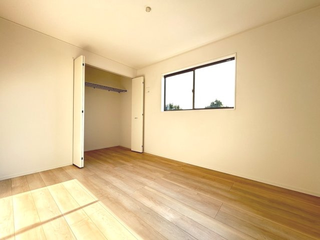 クワイエ　一宮市祐久第1　全2区画分譲の寝室|全居室にたっぷり収納できる大型収納を設置。窓ガラスは、断熱性能や結露防止効果の高いペアガラスを採用！
高い断熱性と共にガラス面の結露対策にも効果を発揮し湿気によるカビの発生を抑止します。