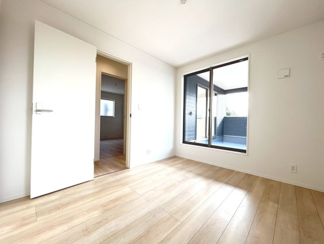 クワイエ　一宮市祐久第1　全2区画分譲の洋室|建具やクロスなどをトータルデザインでコーディネートしており、室内に落ち着きと安らぎを与えてくれます。
全居室収納付き！寝室やお子様のお部屋がスッキリ片付きます。