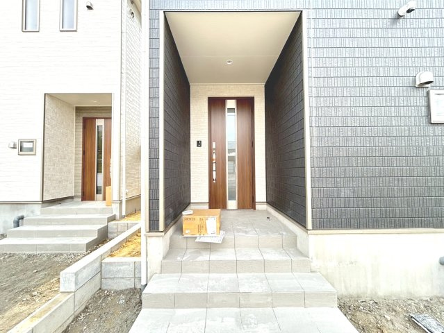 クワイエ　一宮市祐久第1　全2区画分譲の玄関|玄関ドアの取手ハンドル部分にセンサーがついて、カードタイプ・シールタイプのキーで施錠が可能で便利です。
お買い物の荷物で手が塞がっていても、楽々開錠できます。毎日の外出前の時間も短縮されて快適です！