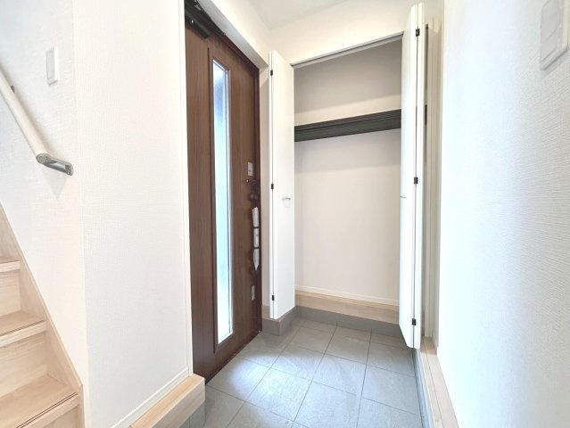 クワイエ　一宮市祐久第1　全2区画分譲の玄関|大容量のシューズ収納付きで玄関周りもすっきり！玄関ドアからの光が玄関ホールを明るくしてくれます。