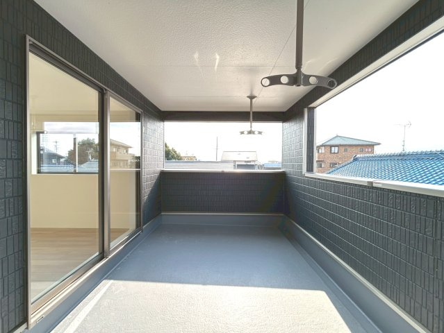 クワイエ　一宮市祐久第1　全2区画分譲のバルコニー|バルコニーは南向きで洗濯物もよく乾きます！強度と表面積硬度を持つFPRで防水しています。