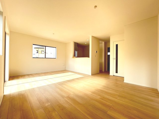 クワイエ　一宮市祐久第1　全2区画分譲の居間・リビング|フローリング材は木目調でナチュラルな美しさ。様々な傷やクラックの発生を大幅に抑える特殊加工済みです。
床材に受ける様々な傷や、温度・湿度変化によるクラックの発生を大幅に抑える特殊加工を施工済み。