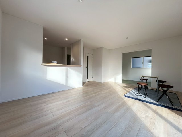 クワイエ　一宮市祐久第1　全2区画分譲の居間・リビング|フローリング材は木目調でナチュラルな美しさ。様々な傷やクラックの発生を大幅に抑える特殊加工済みです。
床材に受ける様々な傷や、温度・湿度変化によるクラックの発生を大幅に抑える特殊加工を施工済み。